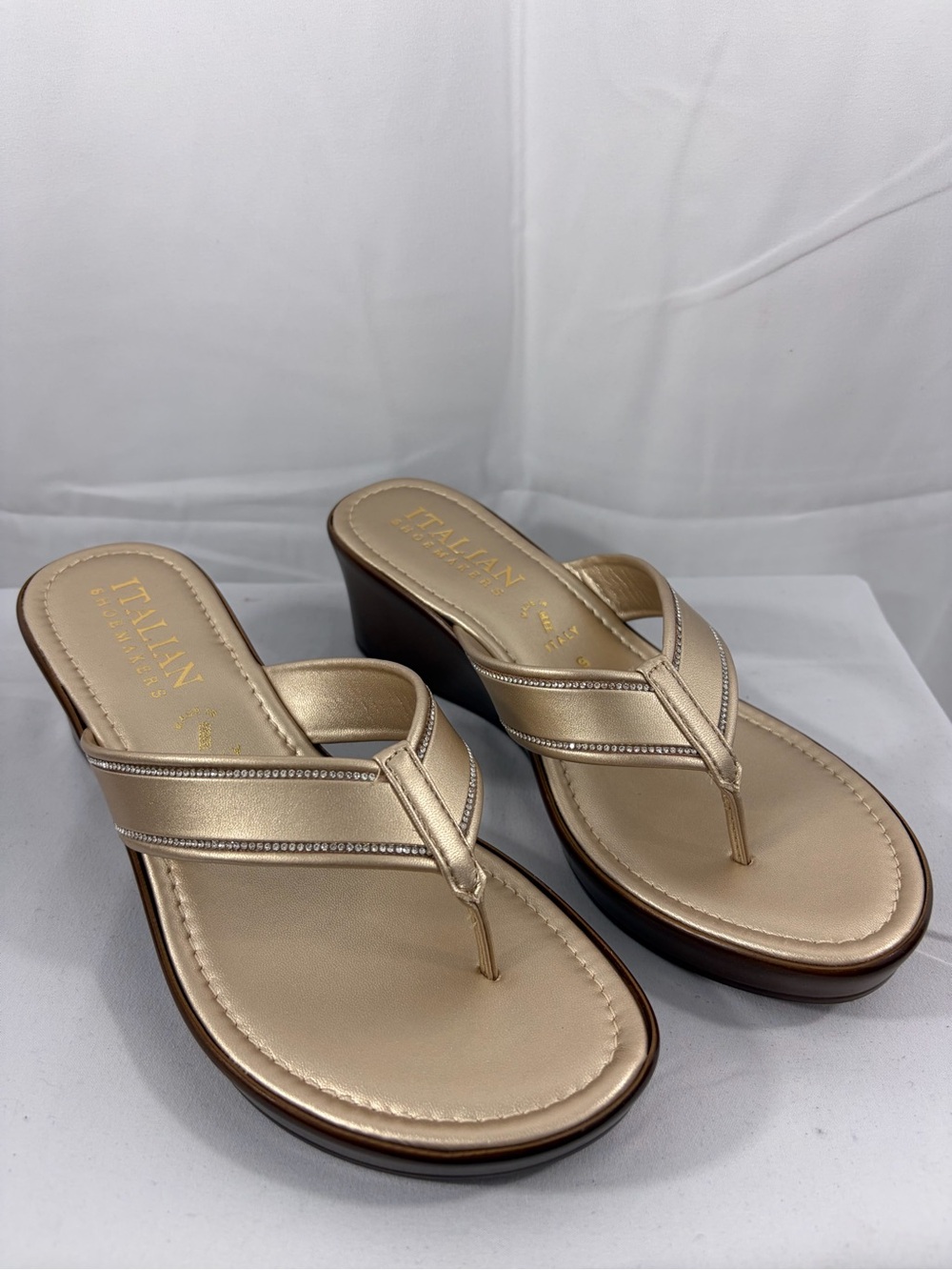 NWT Italian Shoemakers Women’s Size 9 Shiny Gold Wedge Sandals